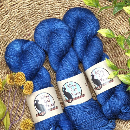 Azure leo bfl by alley cat yarns at Wabi Sabi
