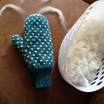 easy mittens with thrums