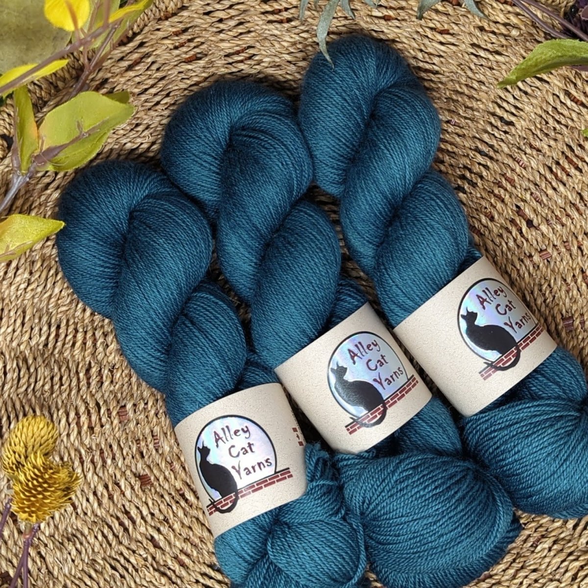 kingfisher leo bfl sock by alley cat yarns at Wabi Sabi